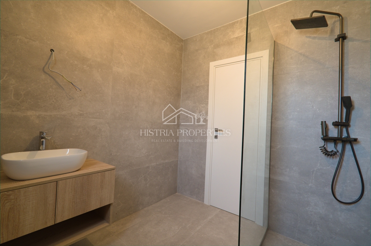 Confortevole appartamento familiare con 2 terrazze e giardino in un nuovo edificio vicino a Parenzo