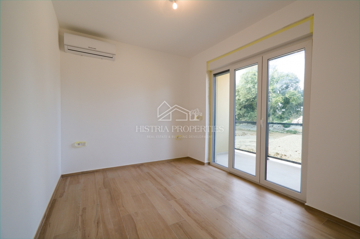 Confortevole appartamento familiare con 2 terrazze e giardino in un nuovo edificio vicino a Parenzo