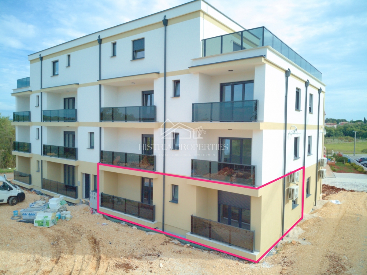 Confortevole appartamento familiare con 2 terrazze e giardino in un nuovo edificio vicino a Parenzo