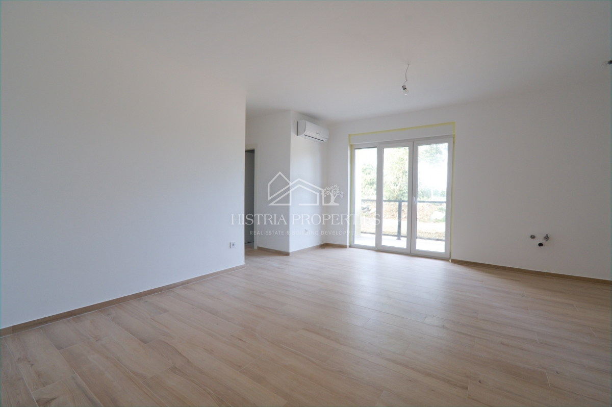 Confortevole appartamento familiare con 2 terrazze e giardino in un nuovo edificio vicino a Parenzo