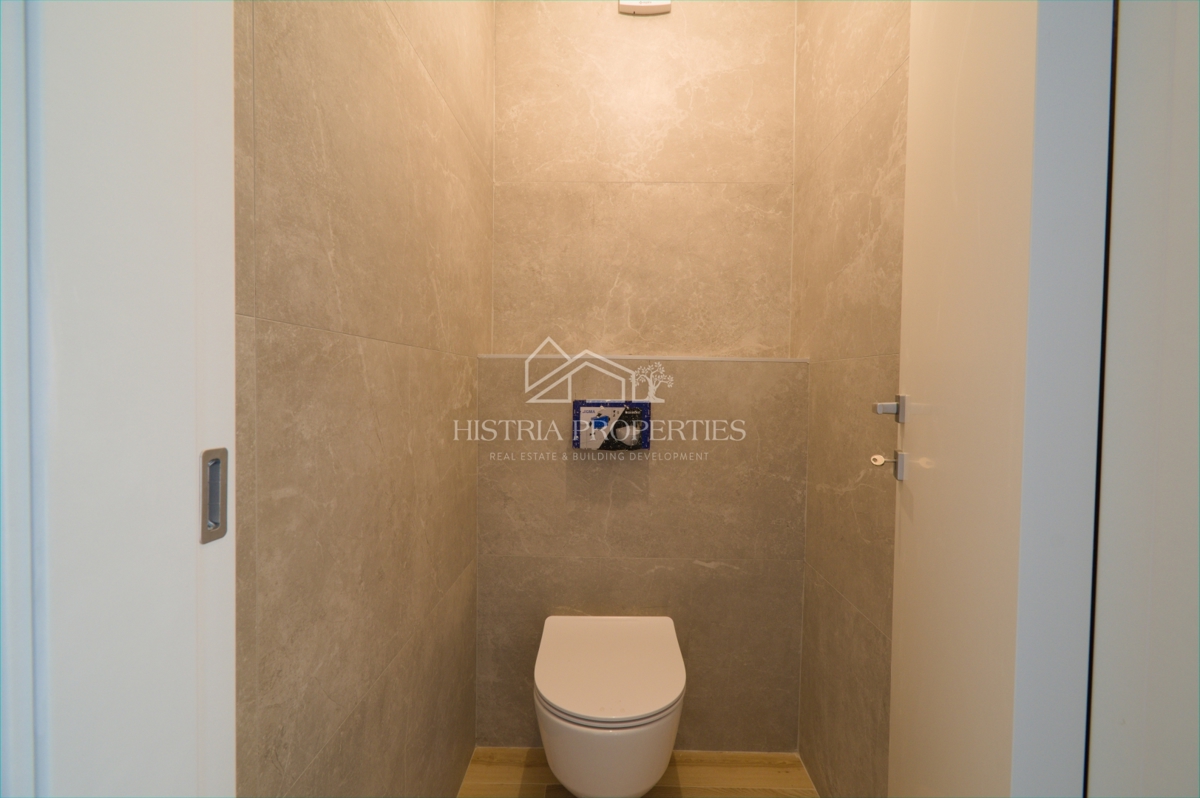 Confortevole appartamento familiare con 2 terrazze e giardino in un nuovo edificio vicino a Parenzo