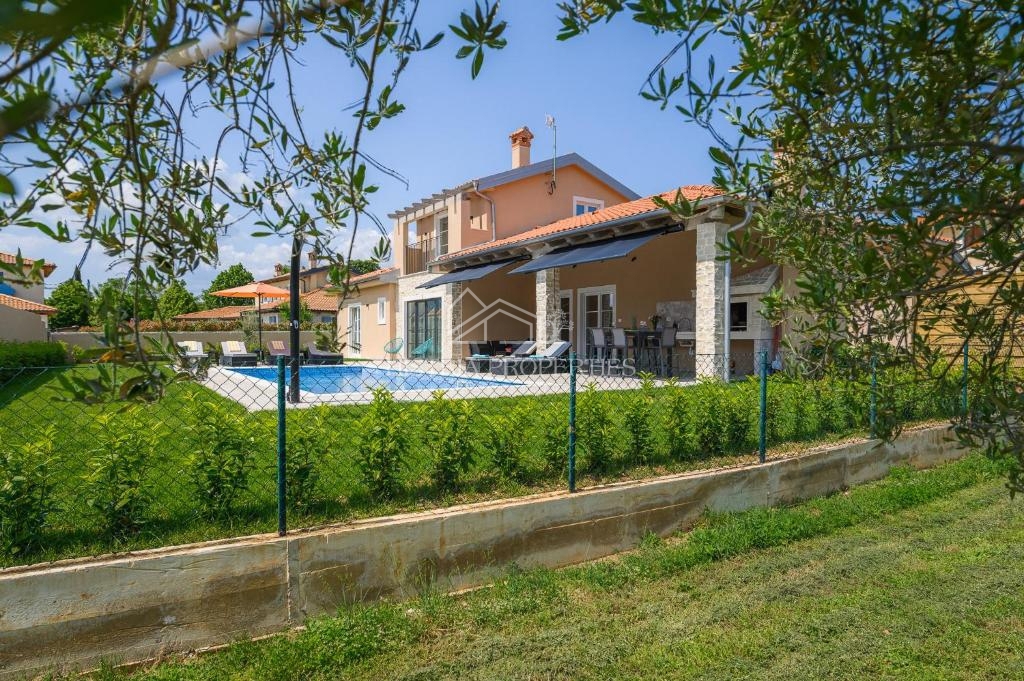 Villa di altissima qualità nelle vicinanze di Rovigno con vista sul mare, completamente attrezzata
