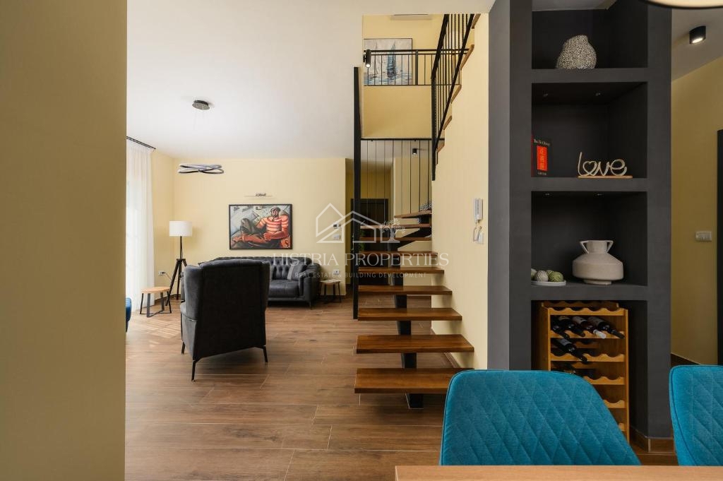 Villa di altissima qualità nelle vicinanze di Rovigno con vista sul mare, completamente attrezzata