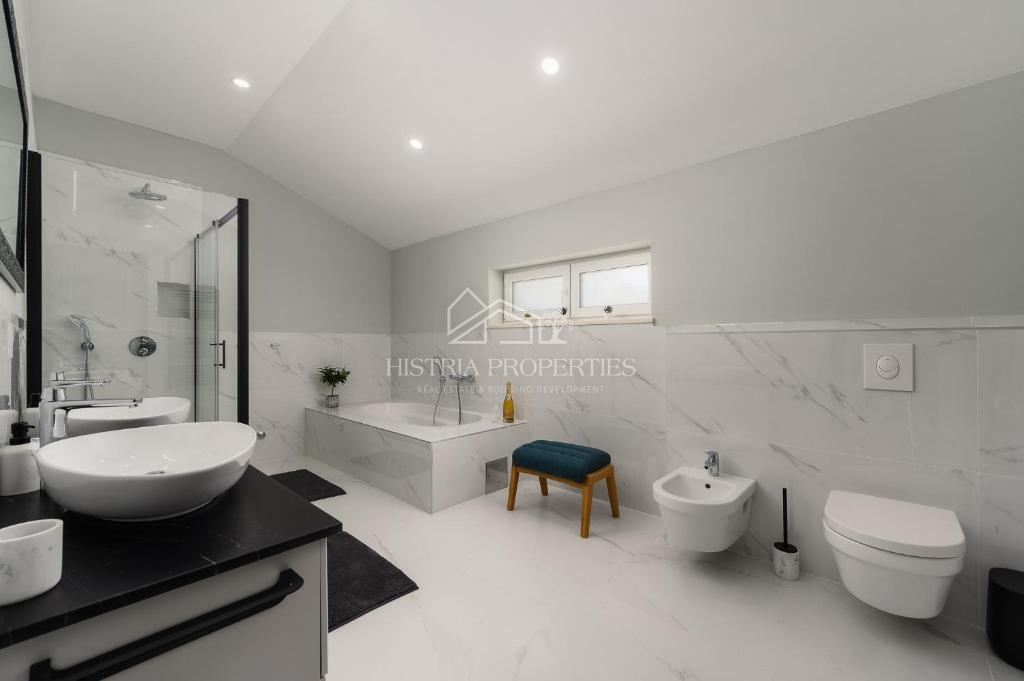 Villa di altissima qualità nelle vicinanze di Rovigno con vista sul mare, completamente attrezzata