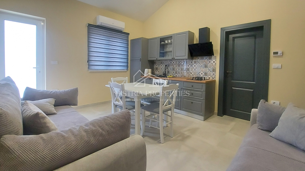 Villa di altissima qualità nelle vicinanze di Rovigno con vista sul mare, completamente attrezzata