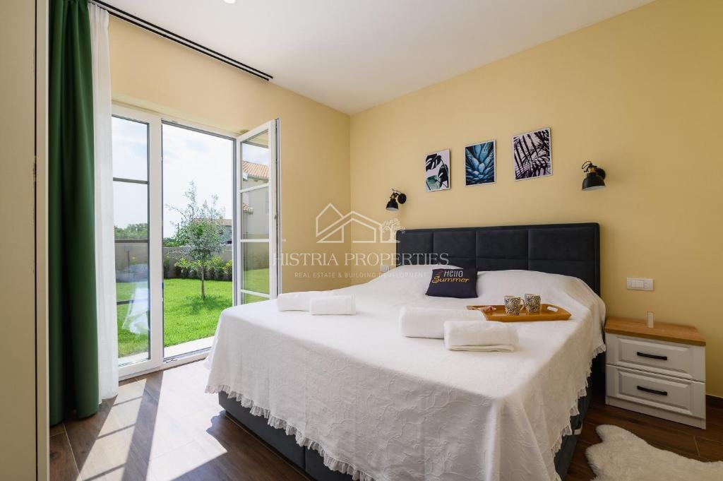 Villa di altissima qualità nelle vicinanze di Rovigno con vista sul mare, completamente attrezzata