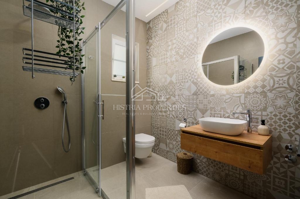 Villa di altissima qualità nelle vicinanze di Rovigno con vista sul mare, completamente attrezzata