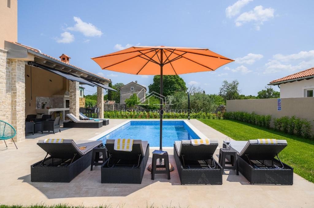 Villa di altissima qualità nelle vicinanze di Rovigno con vista sul mare, completamente attrezzata