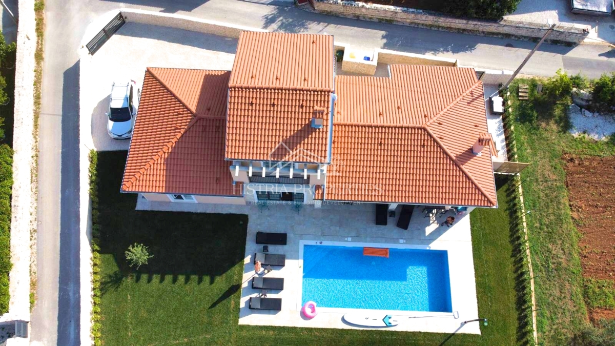 Villa di altissima qualità nelle vicinanze di Rovigno con vista sul mare, completamente attrezzata