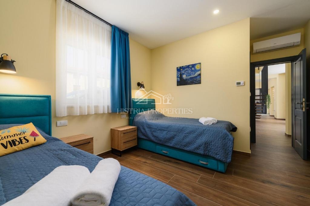 Villa di altissima qualità nelle vicinanze di Rovigno con vista sul mare, completamente attrezzata