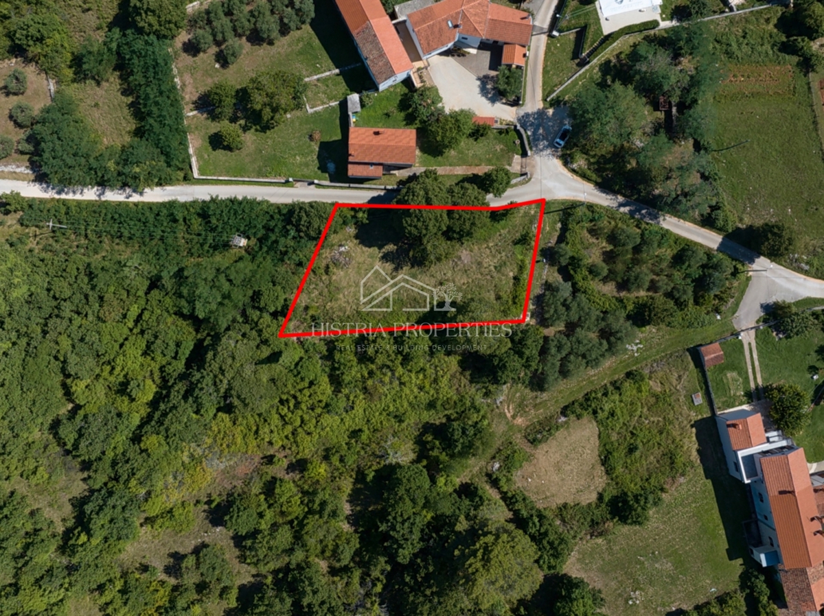 Terreno con permesso di costruire in un tranquillo villaggio istriano pronto per la costruzione