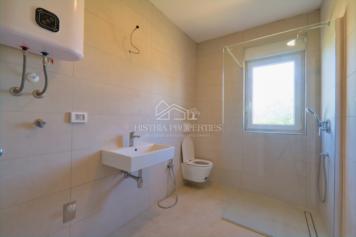 Ampio appartamento con terrazza coperta e vista panoramica sul mare