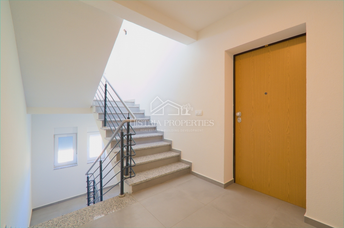 Ampio appartamento con terrazza coperta e vista panoramica sul mare