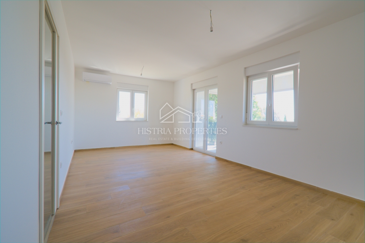 Ampio appartamento con terrazza coperta e vista panoramica sul mare