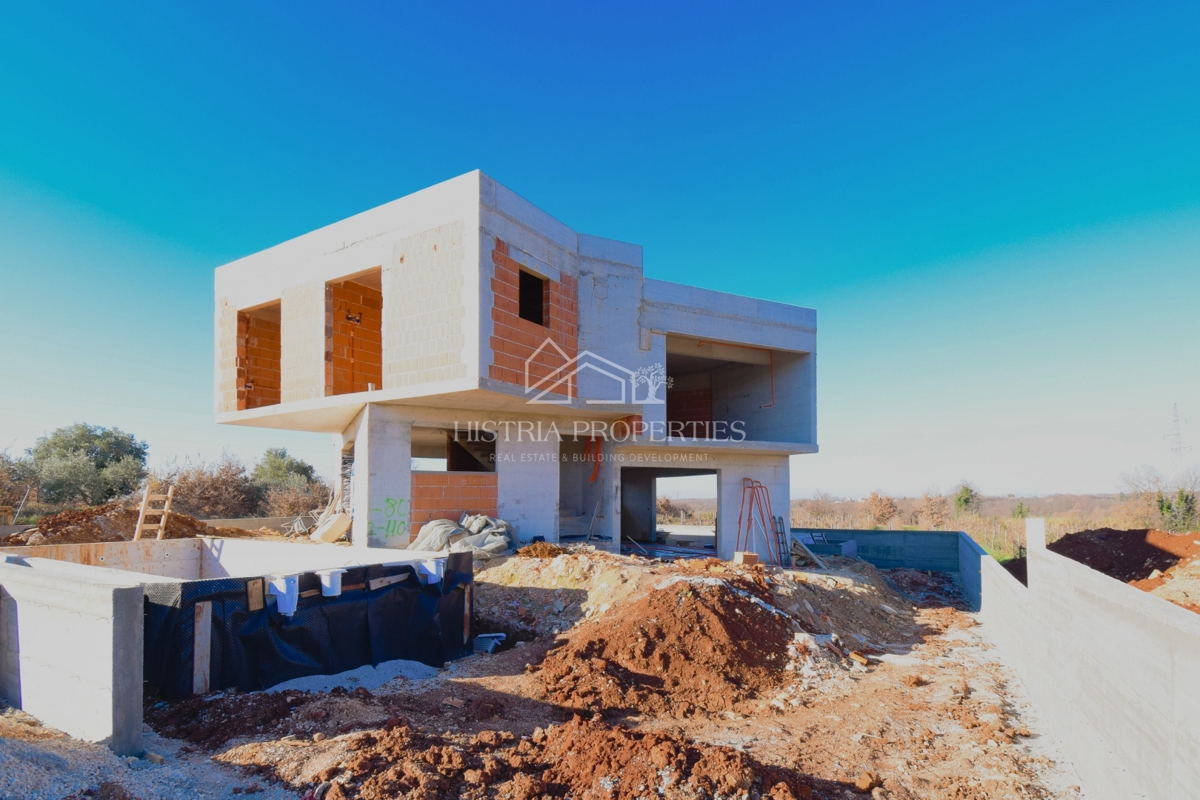 Casa moderna con piscina di straordinaria espressione architettonica vicino a Cittanova