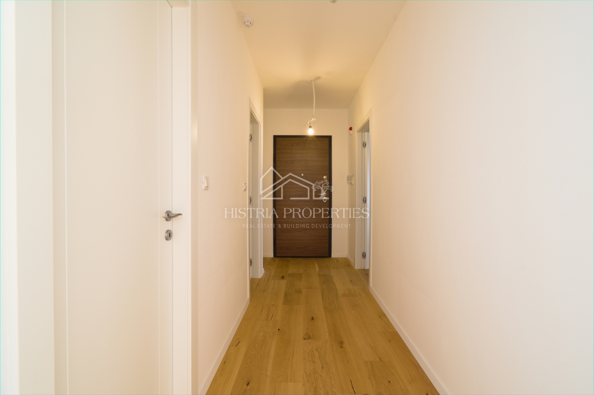 Terrazza da sogno in uno spazioso appartamento di lusso con accesso privato alla spiaggia