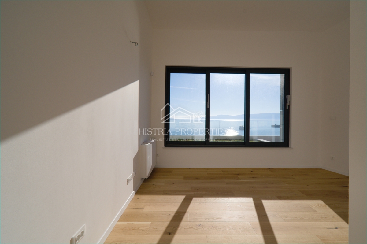 Terrazza da sogno in uno spazioso appartamento di lusso con accesso privato alla spiaggia