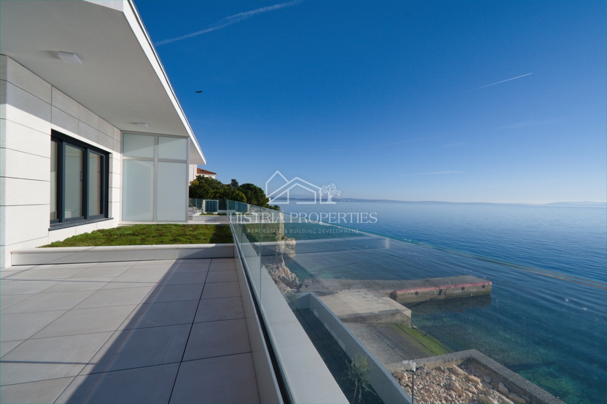 Terrazza da sogno in uno spazioso appartamento di lusso con accesso privato alla spiaggia