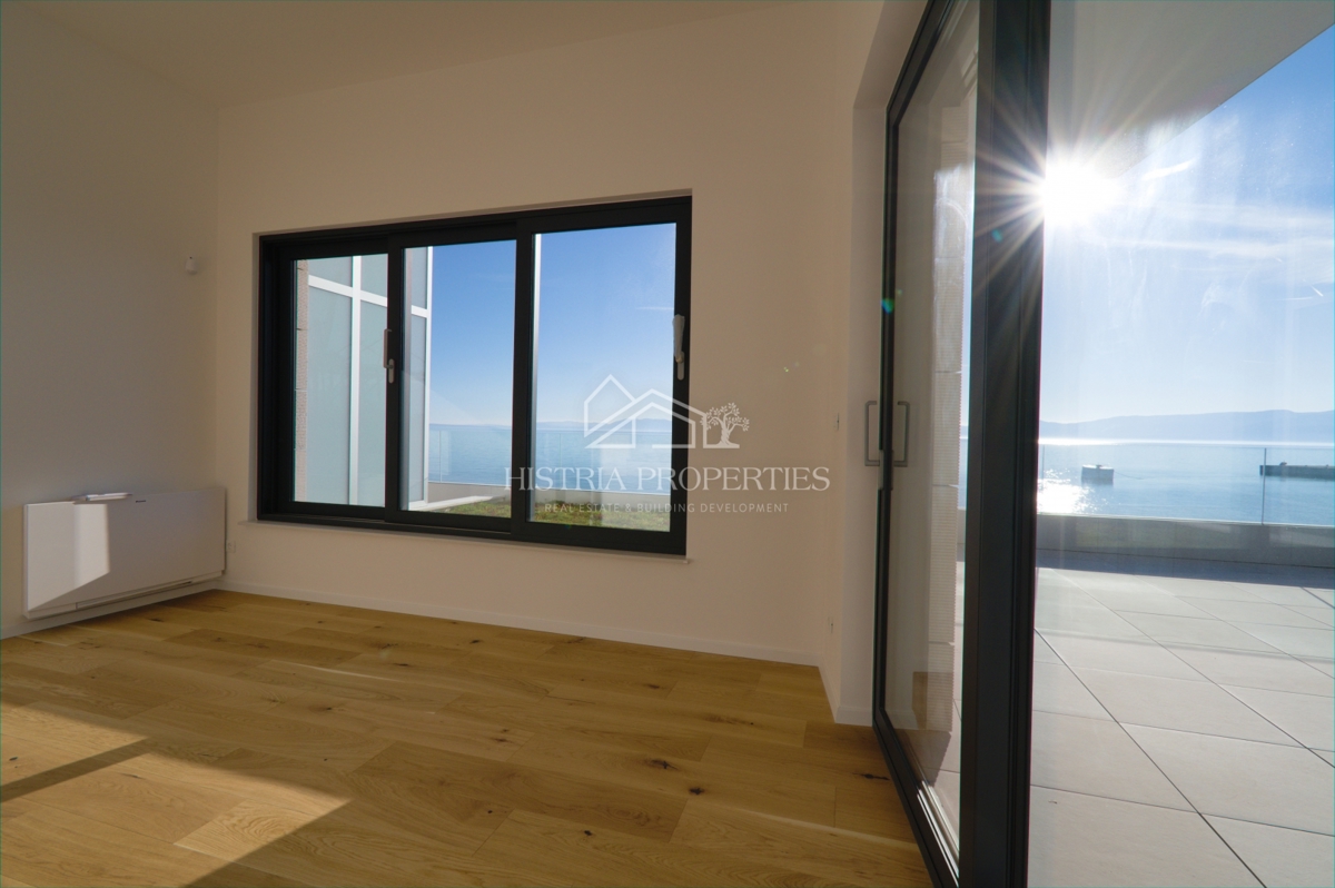 Terrazza da sogno in uno spazioso appartamento di lusso con accesso privato alla spiaggia