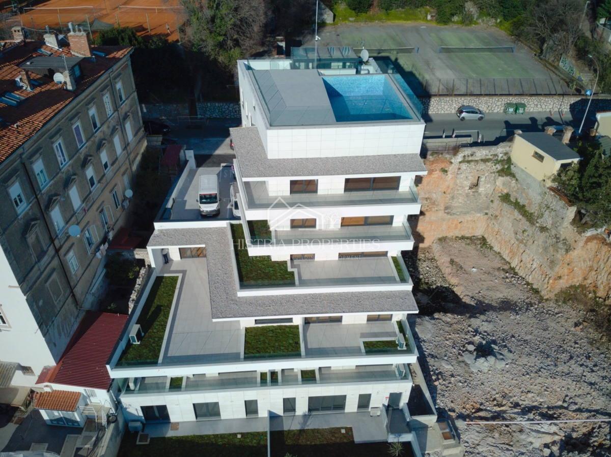 Terrazza da sogno in uno spazioso appartamento di lusso con accesso privato alla spiaggia