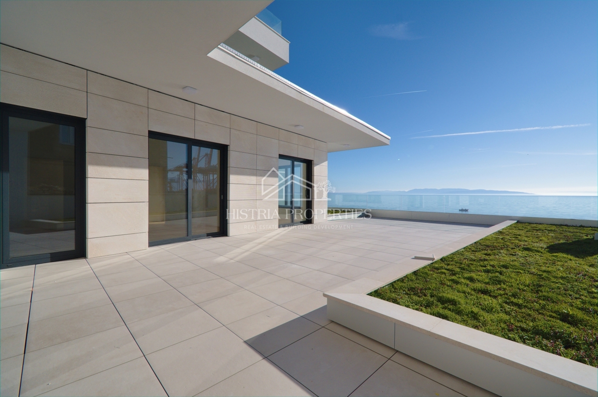 Terrazza da sogno in uno spazioso appartamento di lusso con accesso privato alla spiaggia