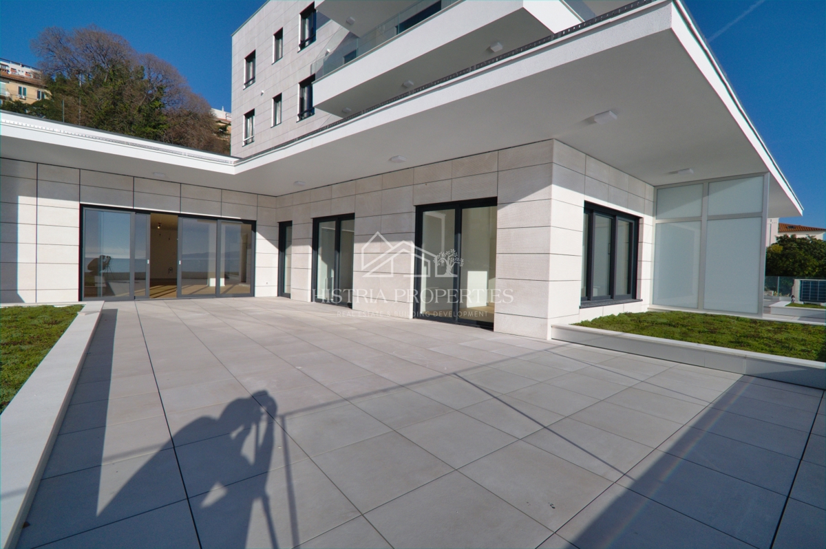 Terrazza da sogno in uno spazioso appartamento di lusso con accesso privato alla spiaggia