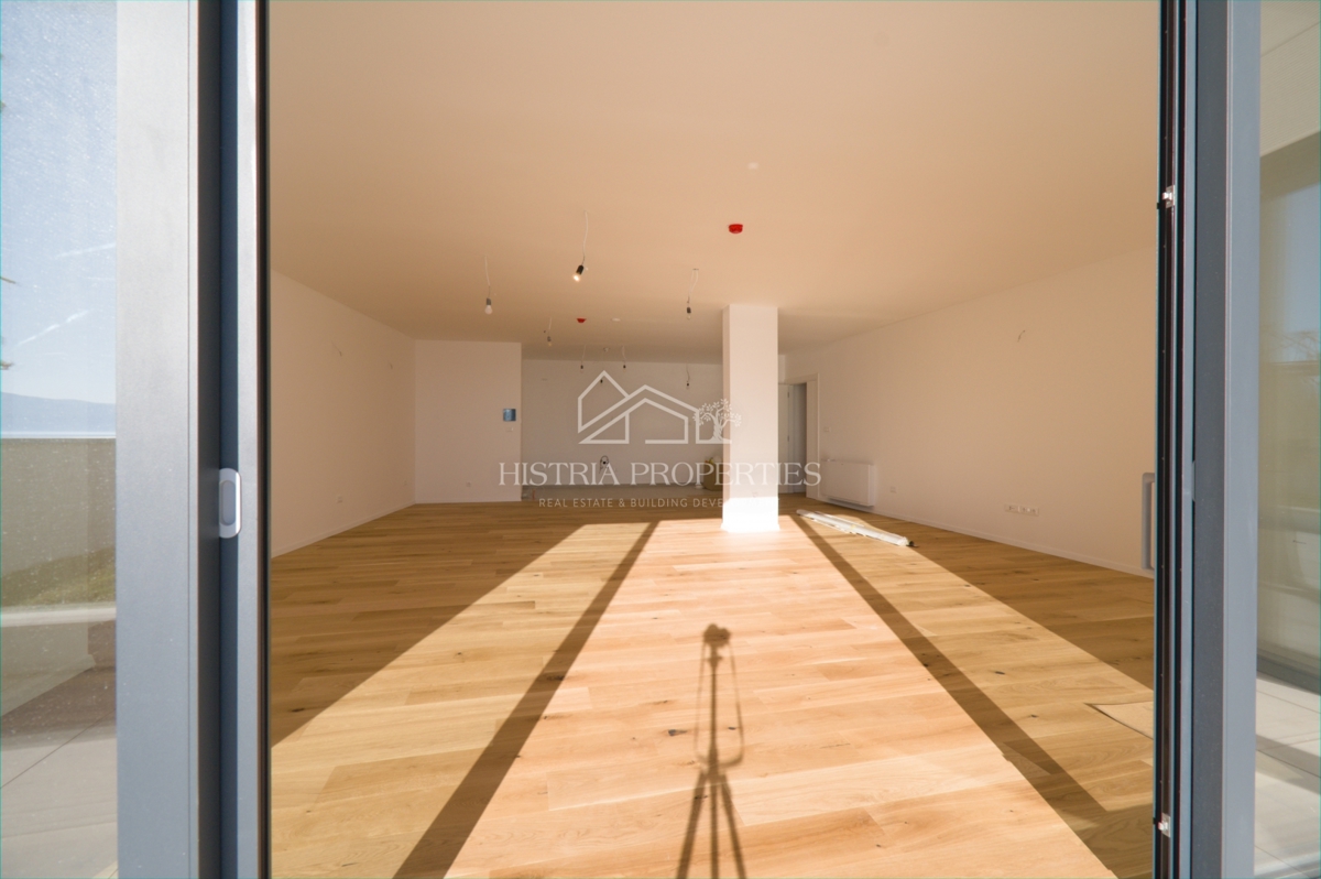 Terrazza da sogno in uno spazioso appartamento di lusso con accesso privato alla spiaggia