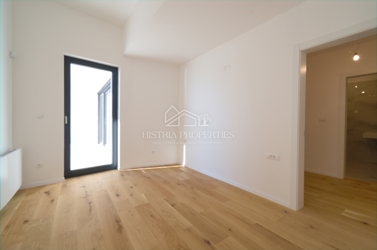 Terrazza da sogno in uno spazioso appartamento di lusso con accesso privato alla spiaggia