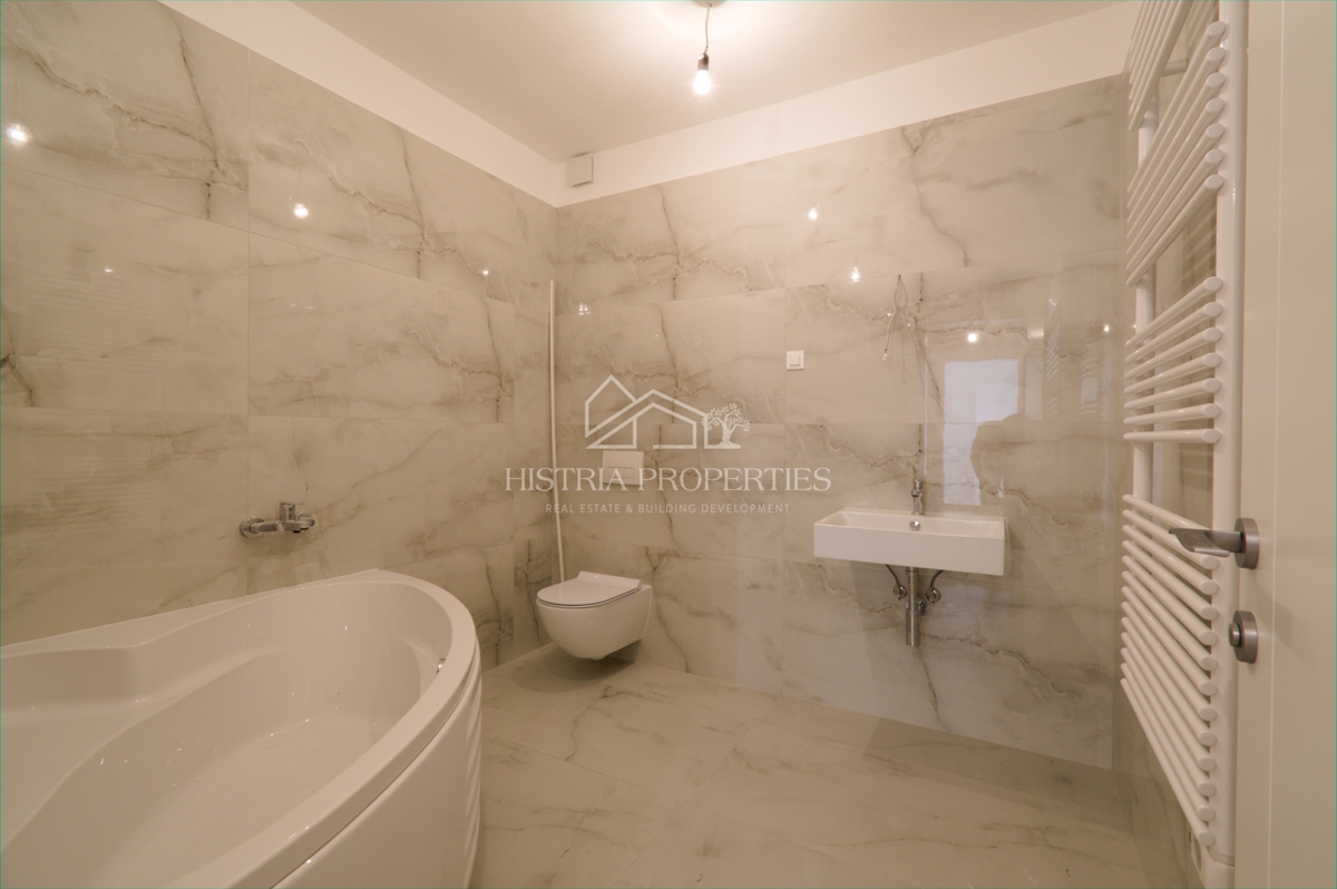 Terrazza da sogno in uno spazioso appartamento di lusso con accesso privato alla spiaggia