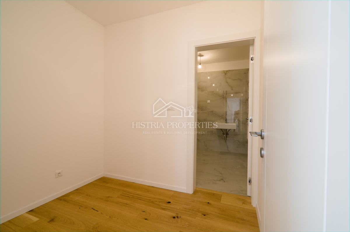 Terrazza da sogno in uno spazioso appartamento di lusso con accesso privato alla spiaggia