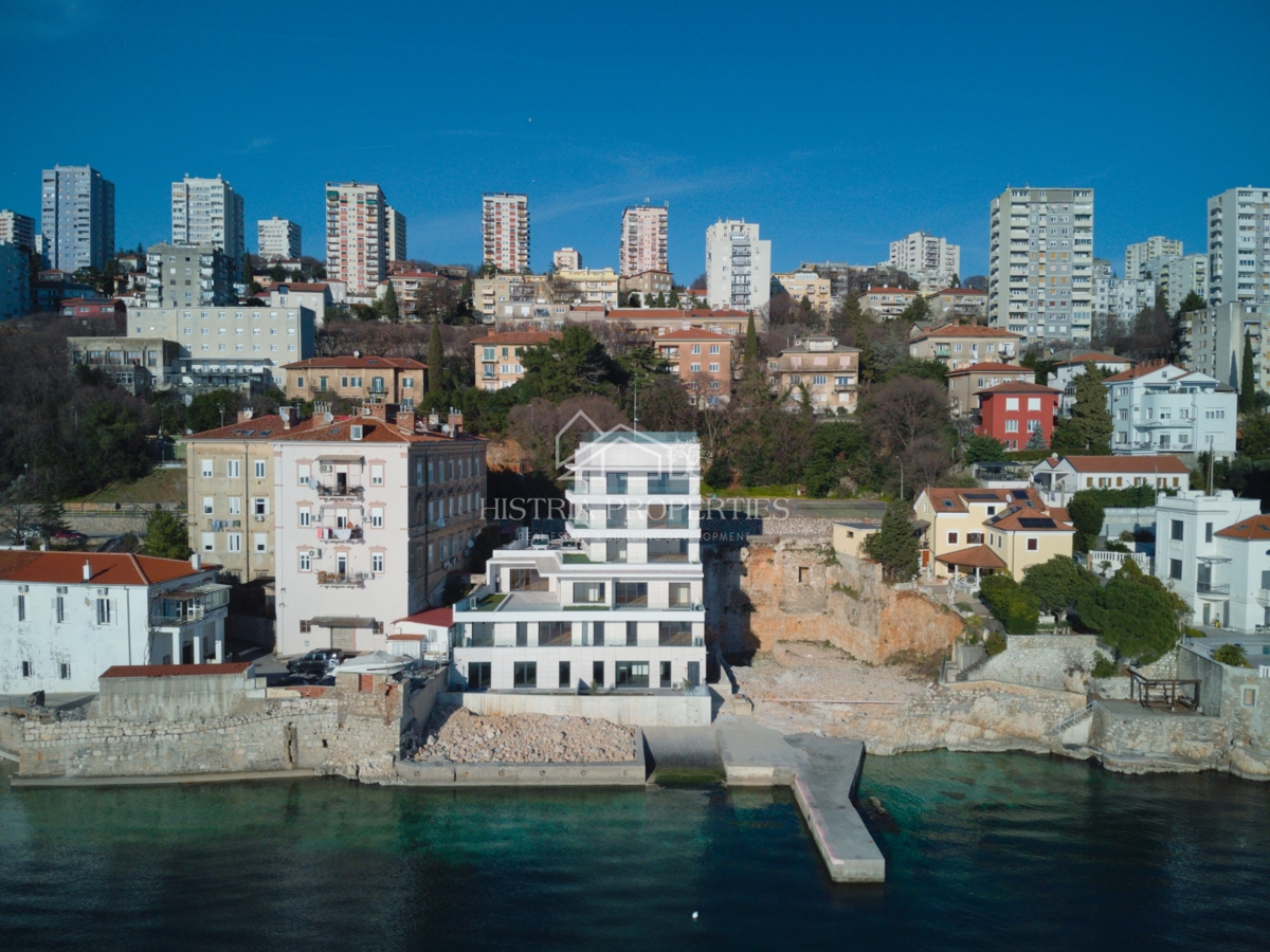 Terrazza da sogno in uno spazioso appartamento di lusso con accesso privato alla spiaggia