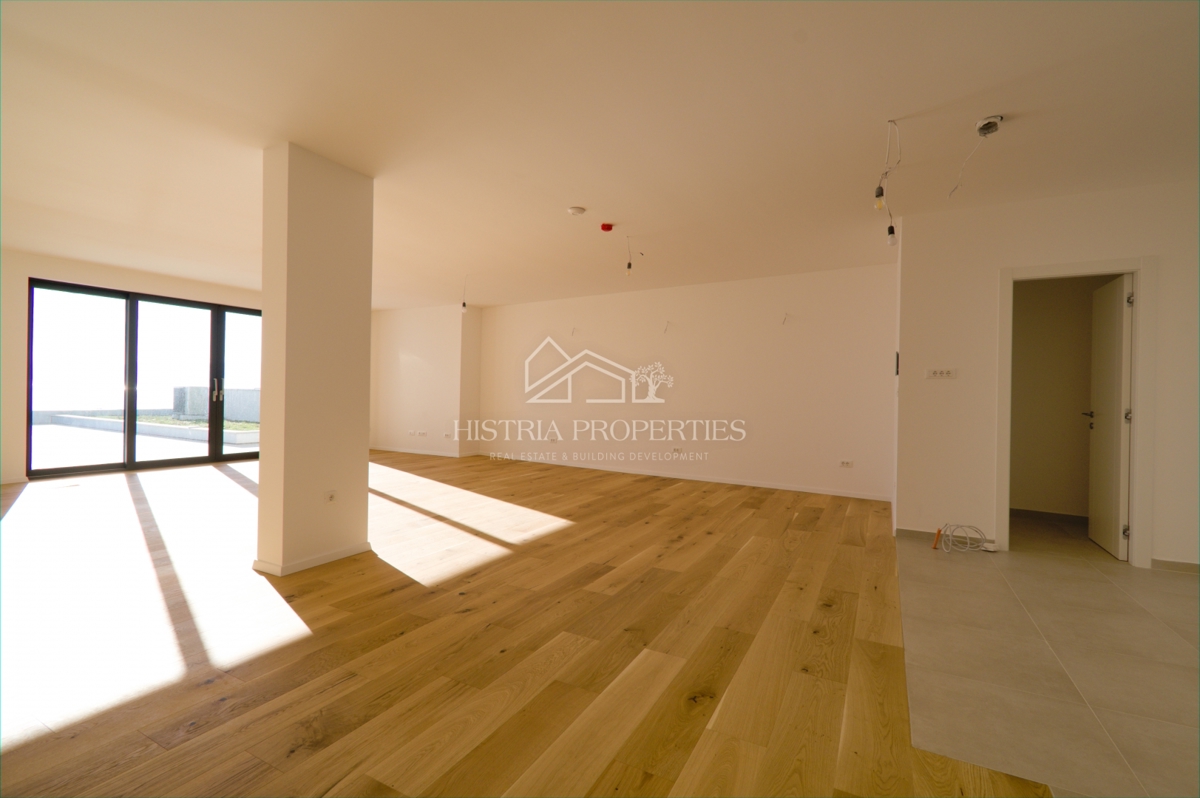 Terrazza da sogno in uno spazioso appartamento di lusso con accesso privato alla spiaggia