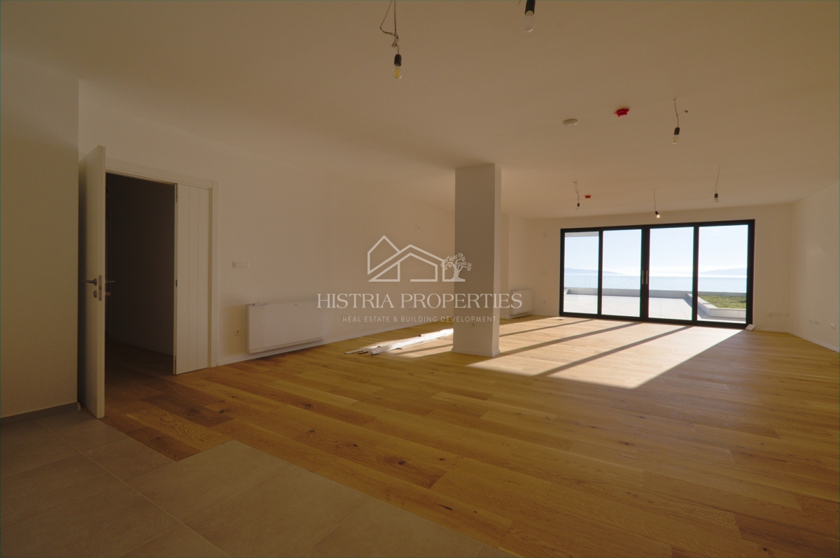 Terrazza da sogno in uno spazioso appartamento di lusso con accesso privato alla spiaggia