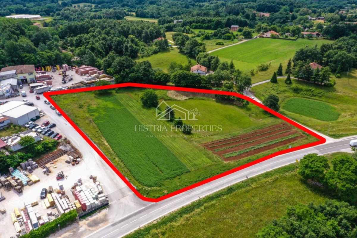 Terreno commerciale in posizione di transito, adatto alla costruzione di un centro logistico.