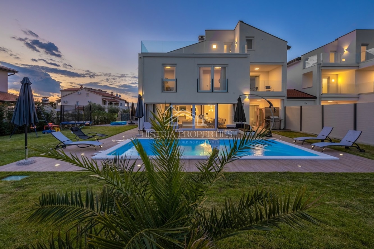 Villa moderna con piscina riscaldata, completamente attrezzata, in posizione tranquilla