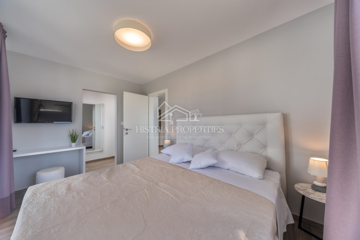 Villa moderna con piscina riscaldata, completamente attrezzata, in posizione tranquilla