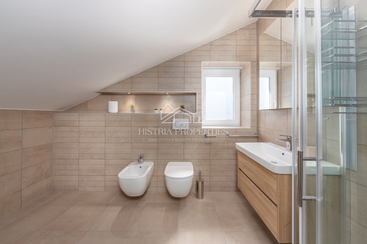 Villa moderna con piscina riscaldata, completamente attrezzata, in posizione tranquilla