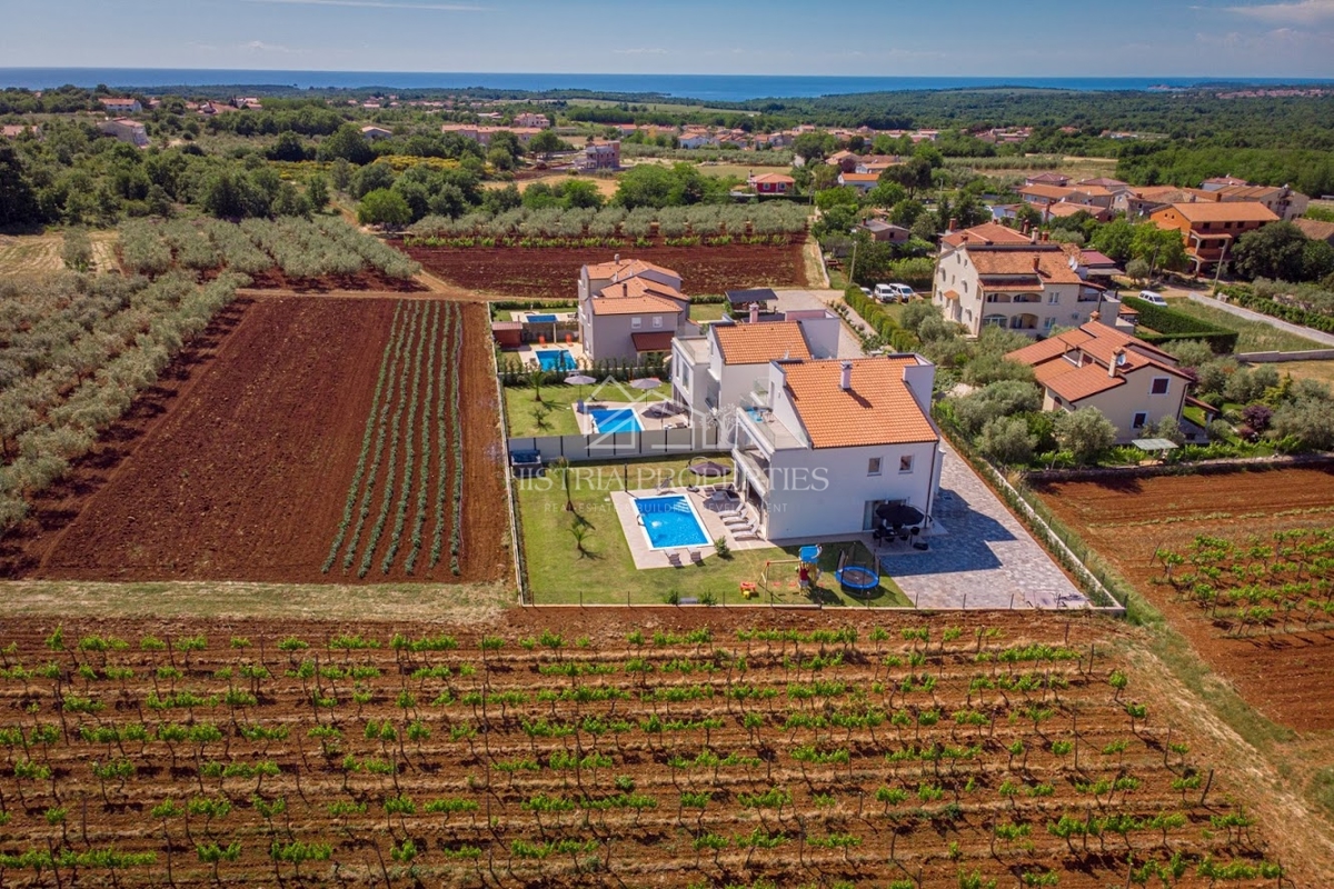 Villa moderna con piscina riscaldata, completamente attrezzata, in posizione tranquilla