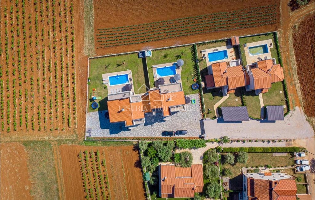 Villa moderna con piscina riscaldata, completamente attrezzata, in posizione tranquilla