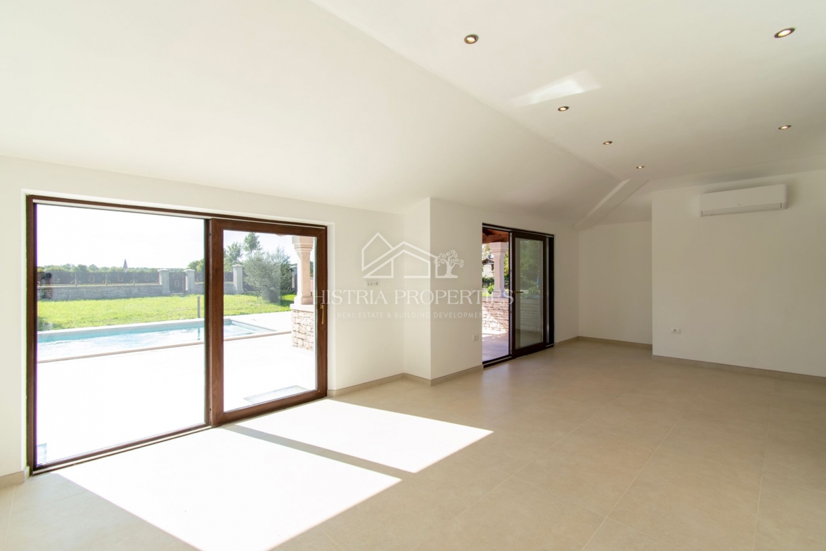 Spaziosa villa rustica con grande piscina, cantina, centro benessere e garage