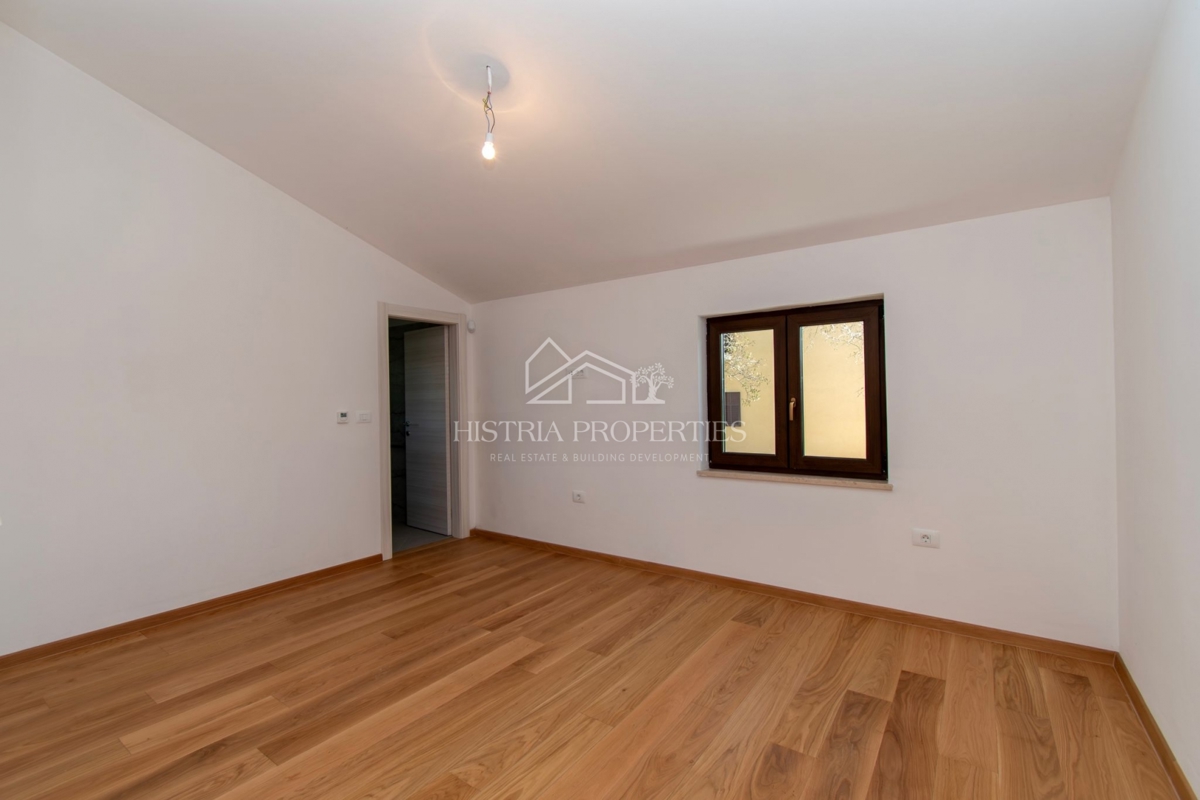 Spaziosa villa rustica con grande piscina, cantina, centro benessere e garage