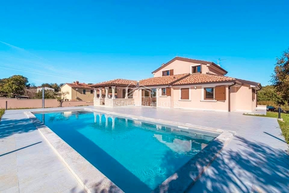 Spaziosa villa rustica con grande piscina, cantina, centro benessere e garage