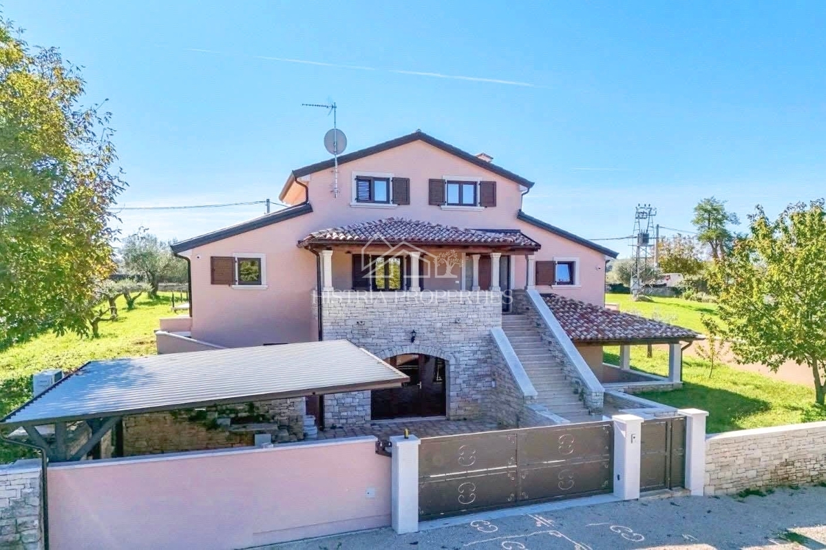 Spaziosa villa rustica con grande piscina, cantina, centro benessere e garage