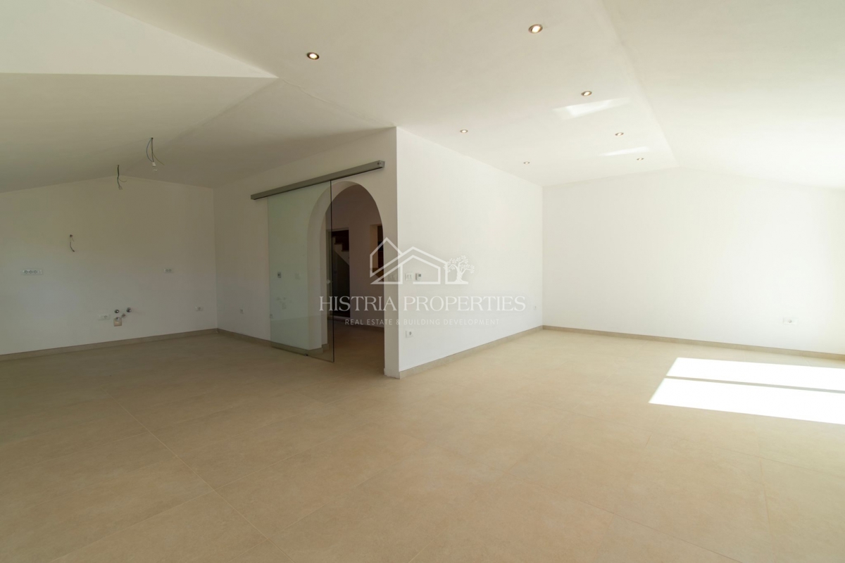 Spaziosa villa rustica con grande piscina, cantina, centro benessere e garage