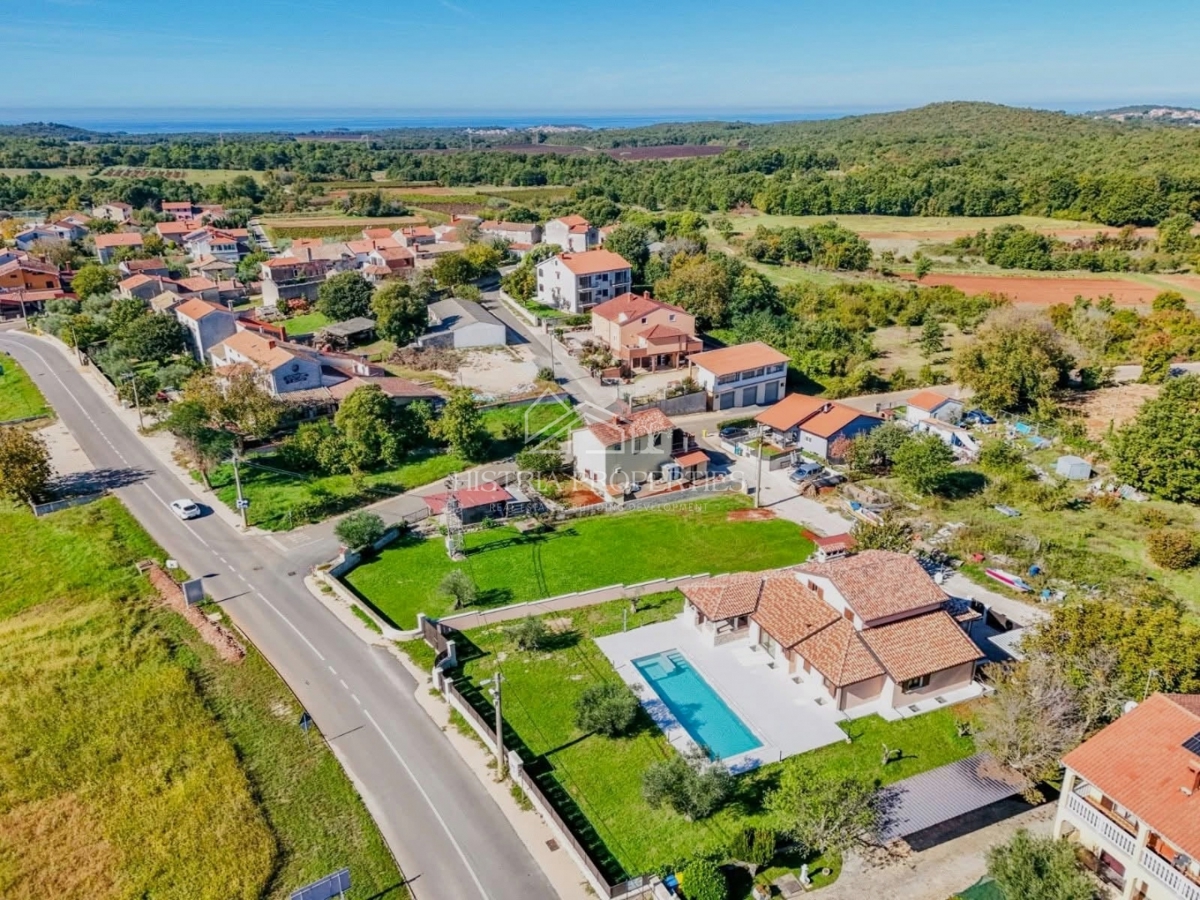 Spaziosa villa rustica con grande piscina, cantina, centro benessere e garage