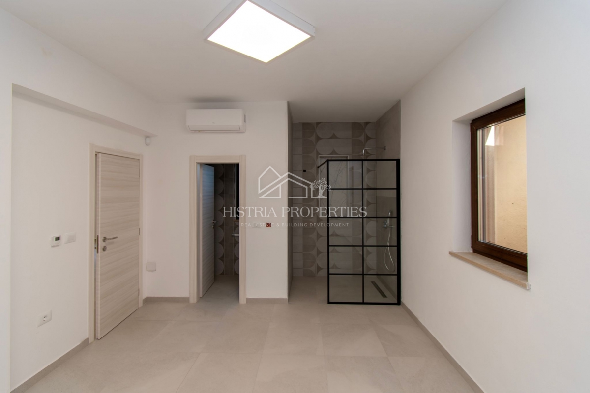 Spaziosa villa rustica con grande piscina, cantina, centro benessere e garage