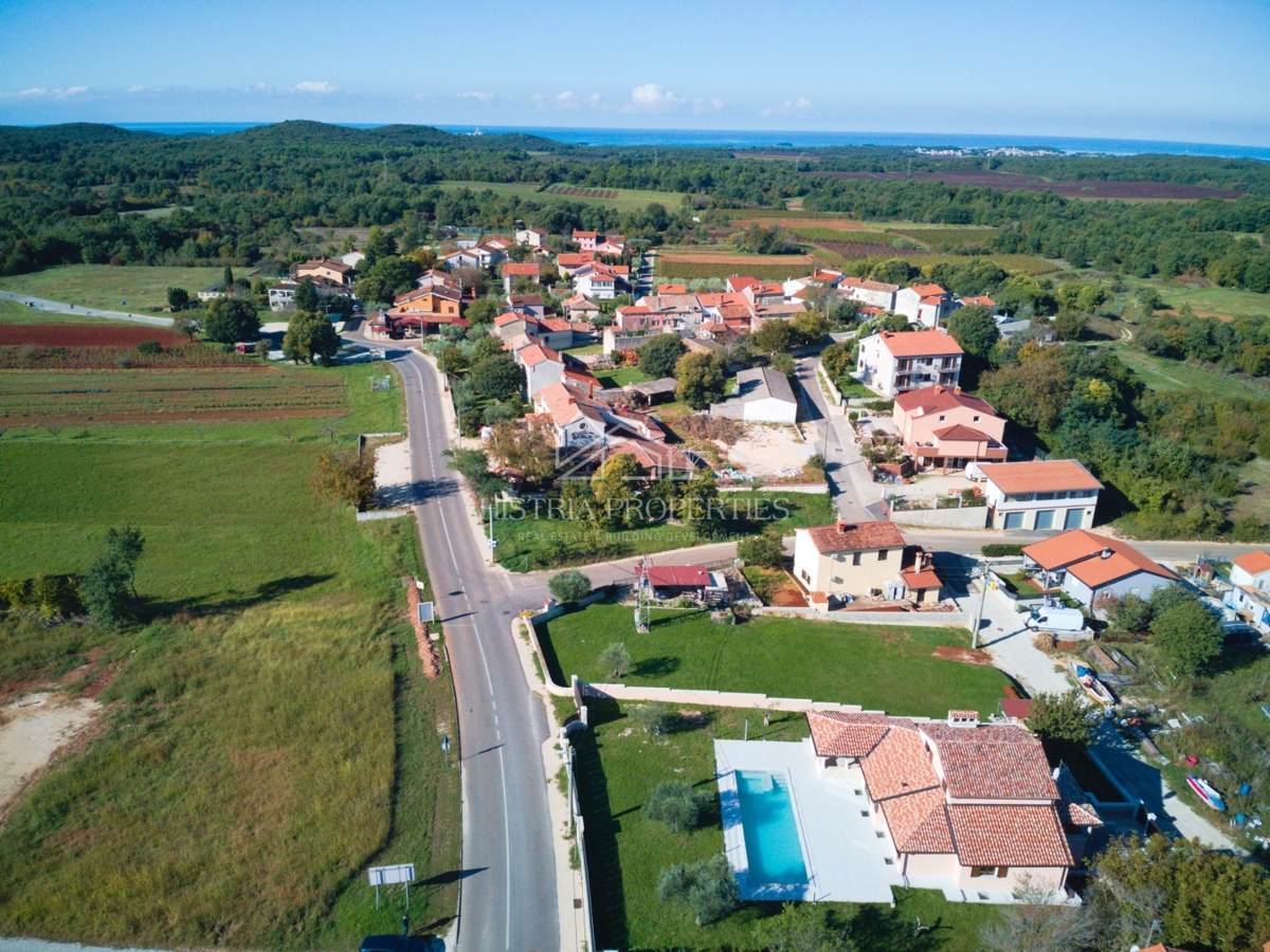 Spaziosa villa rustica con grande piscina, cantina, centro benessere e garage