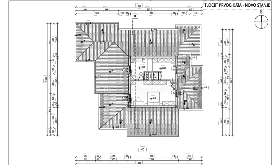Spaziosa villa rustica con grande piscina, cantina, centro benessere e garage