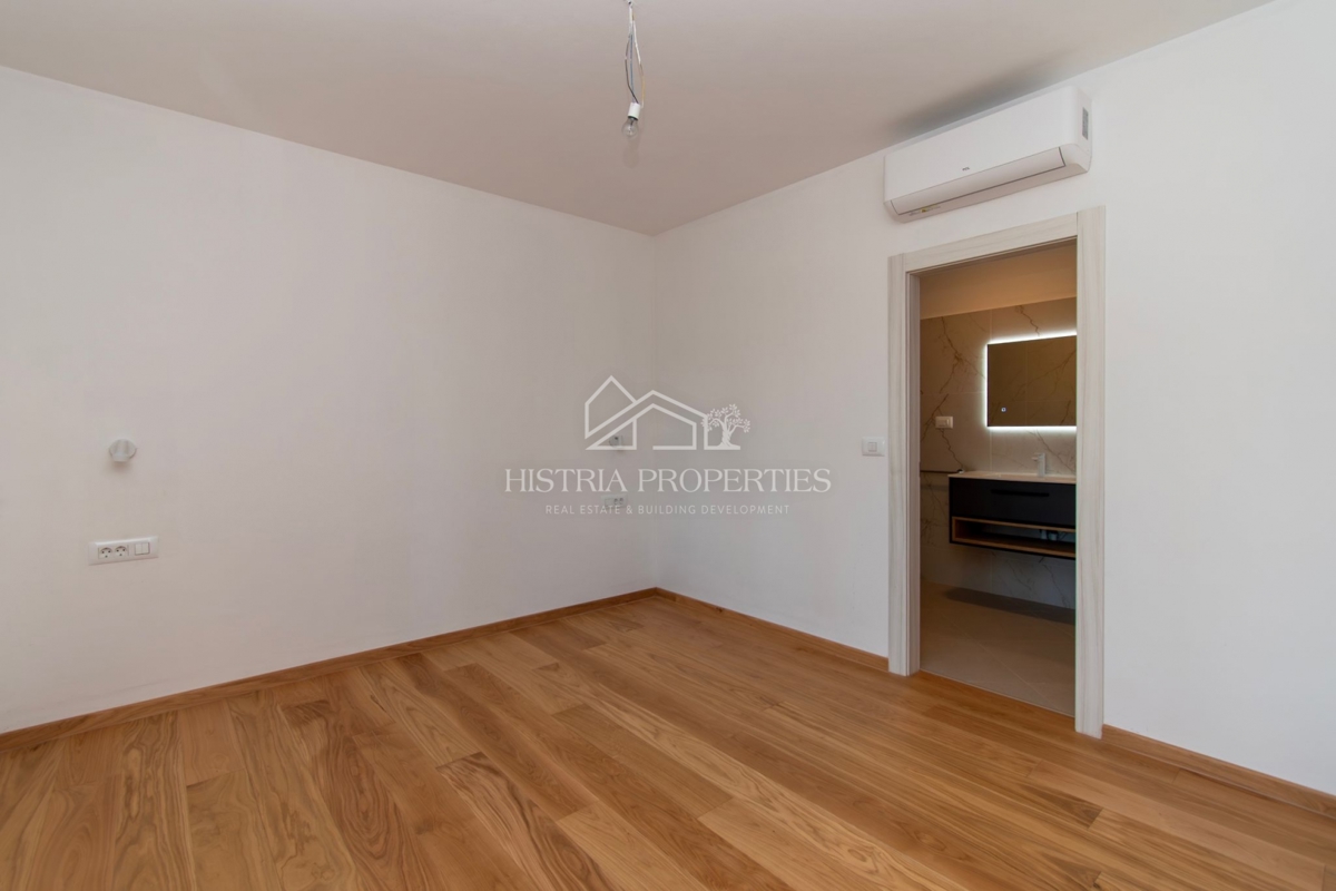 Spaziosa villa rustica con grande piscina, cantina, centro benessere e garage