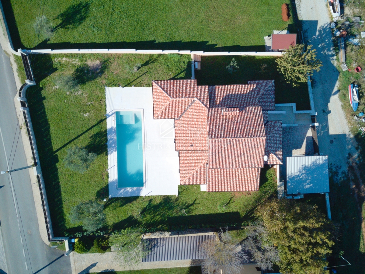 Spaziosa villa rustica con grande piscina, cantina, centro benessere e garage